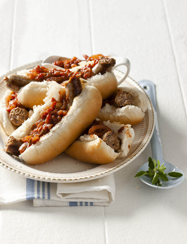 Boerewors rolls with tomato smoor | Sarie