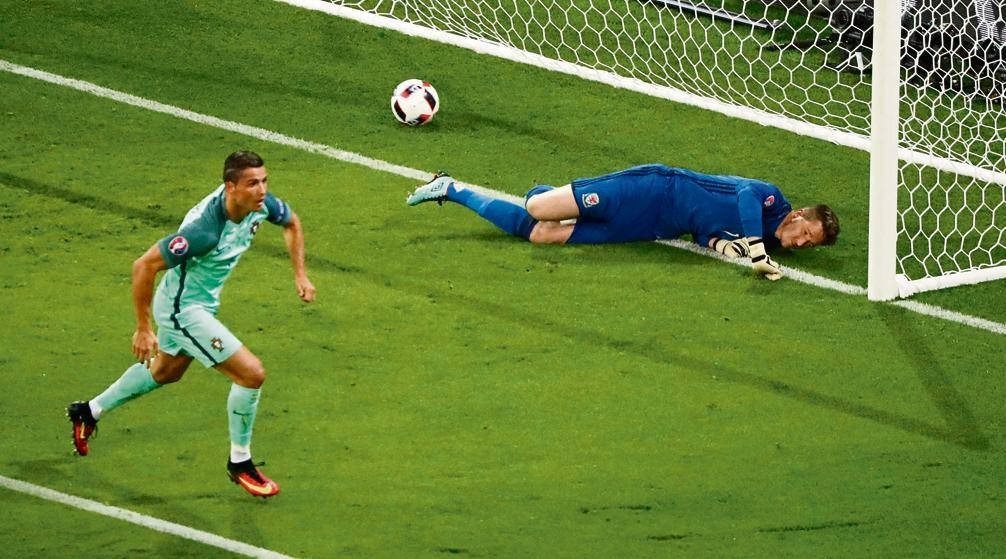 Cristiano Ronaldo vier sy kopskoot Woensdagaand nadat hy die Walliese doelwagter, Wayne Hennessey, geklop het vir sy Portugese span se eerste doel, in die eerste Euro2016-halfeindstryd in Lyon. Portugal het met 2-0 geseëvier. Foto: REUTERS