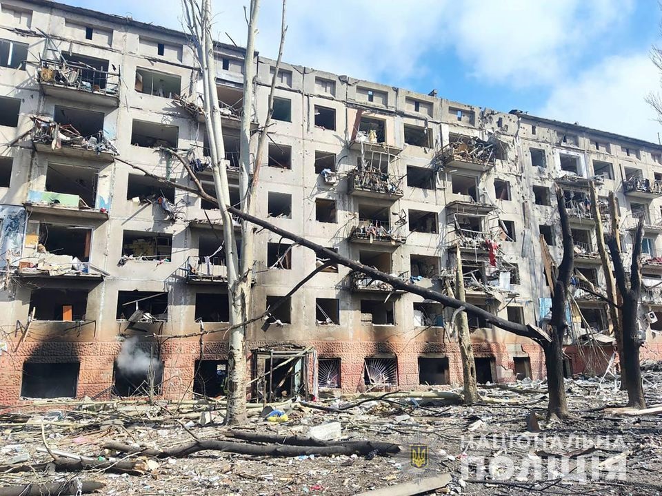 'n Woonstelblok nadat dit deur 'n missielaanval getef het in die Russiese inval in Kramatorsk, Donetsk in Oekraïne. Foto:Nasionale Polisie van Oekraïne/ REUTERS