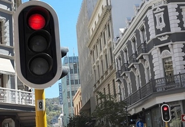 <b> RED-LIGHT JUMPING IS ILLEGAL: </B> It is illegal to skip a red traffic in South, but what if your life is in danger? Should you take the risk? <i>Image: Fin24/ Duncan Alfreds </i> 