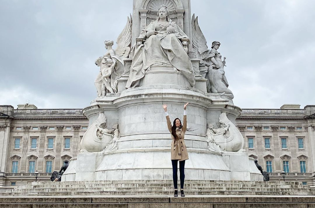 Dara Huang poses outside Buckingham Palace (Photo: Dara Huang/Instagram)
