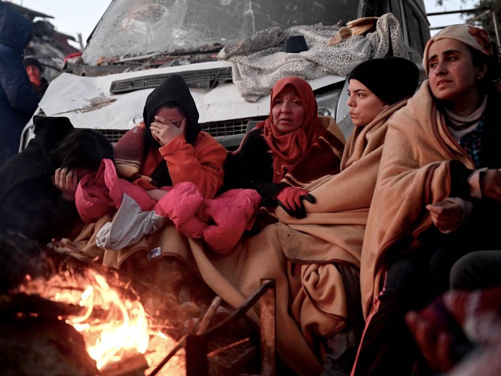 News24.com | 'There is no sign of life' in quake rubble say desperate relatives as tolls tops 15 000