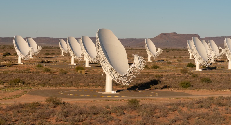 Die Suid-Afrikaanse radio-astronomie-sterrewag het aangekondig dat dat satelliet-internetdienste beskikbaar gestel kan word aan geskikte gemeenskappe by Van Wyksvlei wat naby die MeerKAT-radioteleskoop in die Noord-Kaap woon. Foto: Verskaf