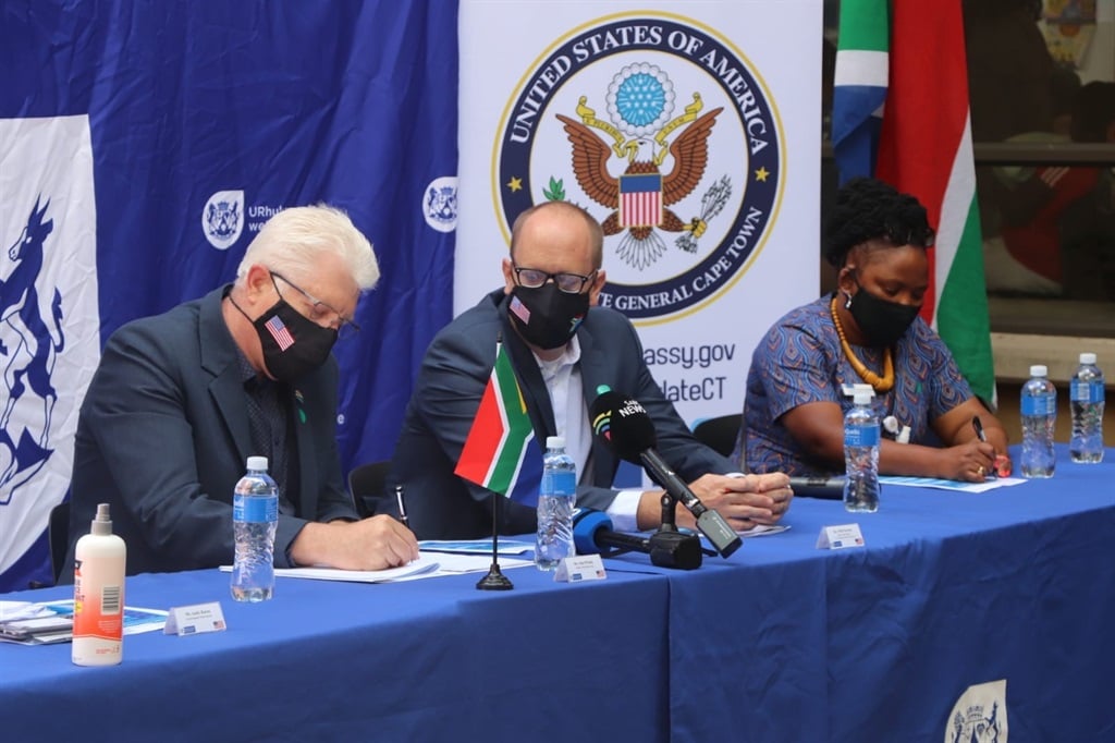 Alan Winde, Will Stevens and Nomafrench Mbombo during the signing ceremony.