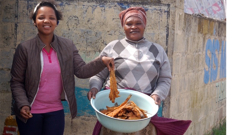 Thandi Williams and Ntombekhaya Ntamo show the crispy imiqolo they sell. Photo by   Thamsanqa    Mbovane