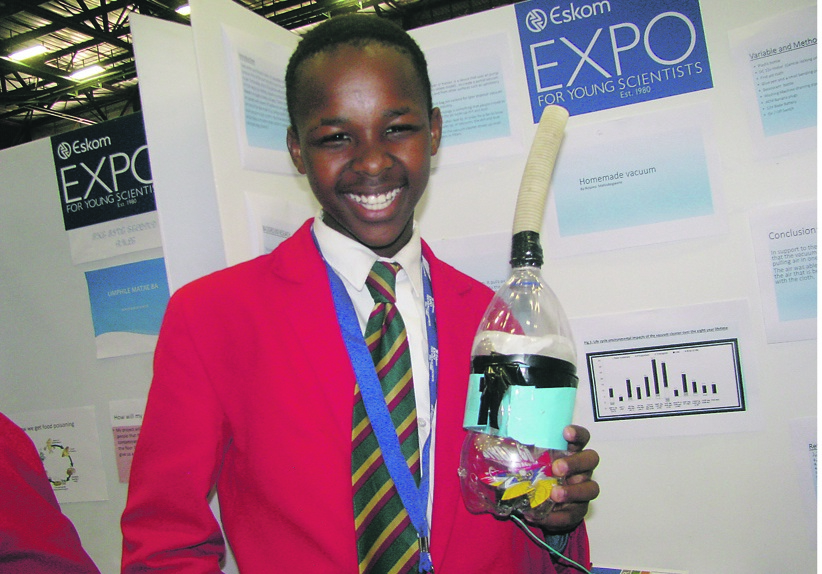 Boipelo Mahlobogwane (14) demonstrates his home-made vacuum chamber.      Photo by Kopano Monaheng