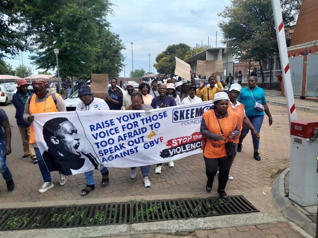 Angry Katlehong residents picketed outside the Palm Ridge Magistrates Court on Monday, 8 January. Photo by Happy Mnguni