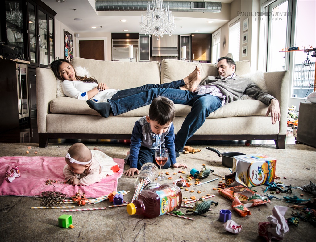 This photographer captured just how exhausting parenting actually is! |  Parent άβολες ερωτήσεις