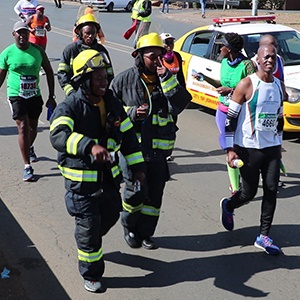 Firefighters Nkosi Mzolo, Nhlakanipho Khoza and Siphiwe Tshabalala run the Soweto Marathon (Screengrab) 