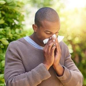People tend to suffer from hay fever when the seasons change. 