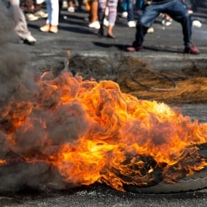 Unhappy clinic employees in Alexandra burning tyres. 