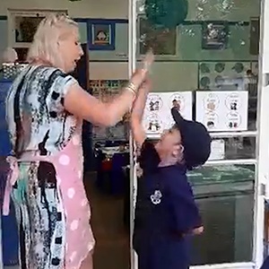 A Western Cape Teacher has gone above and beyond, to make each of her gr. R learners feel special, every single morning. Instead of greeting them with the ever familiar rhyme: Morning children, morning class, teacher Zuleka Smit hands out fist bumps, high five’s and dance-offs at her class door.
