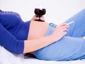 Alcohol on pregnant woman