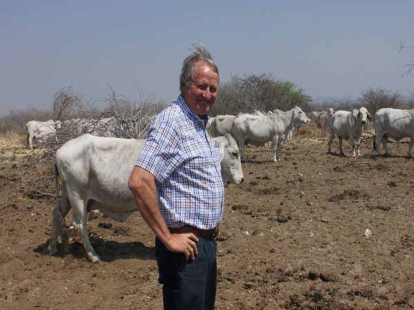 Mnr. Mecki Schneider op sy plaas in die Grootfontein distrik, Namibië Foto: Charl van Rooyen
