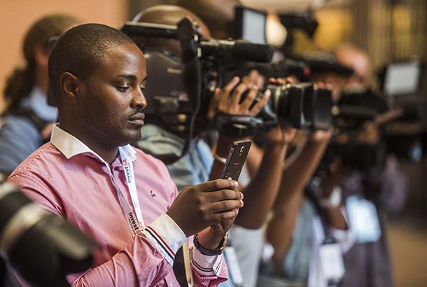 Para perusuh menyerang jurnalis media pemerintah di Angola, menuduh mereka ‘menjual’