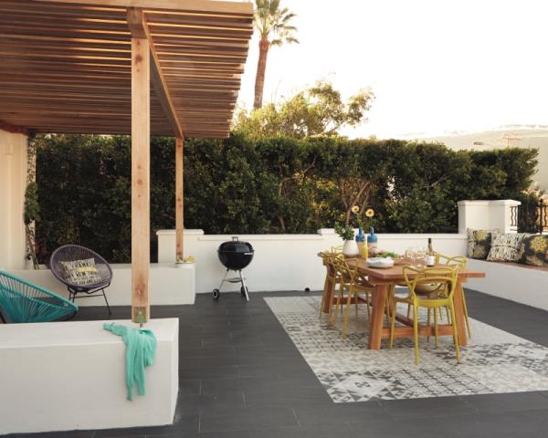 Izelle and Charl’s stoep faces north, so it gets sun almost all day; a pergola made from square timber keeps the space cool. Interior designer Etienne Hanekom had the table made from French oak and treated with a water-based UV- and water-resistant varnish.
