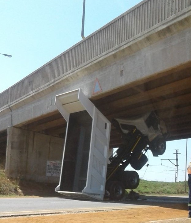 TRUCK STUCK UNDER BRIDGE! Daily Sun