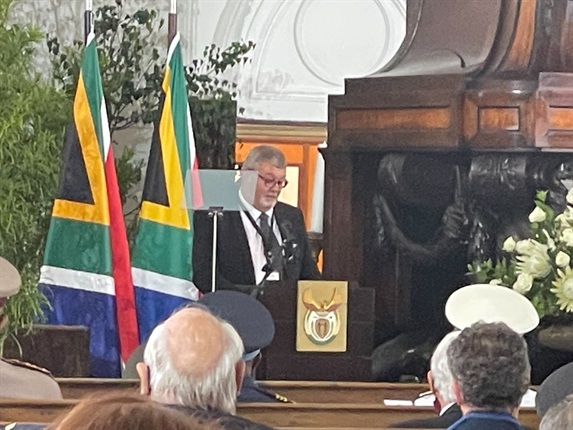 Jan de Klerk pays tribute on behalf of the children. “On the 11th of the 11th month, my father passed away when the world celebrated Remembrance Day."