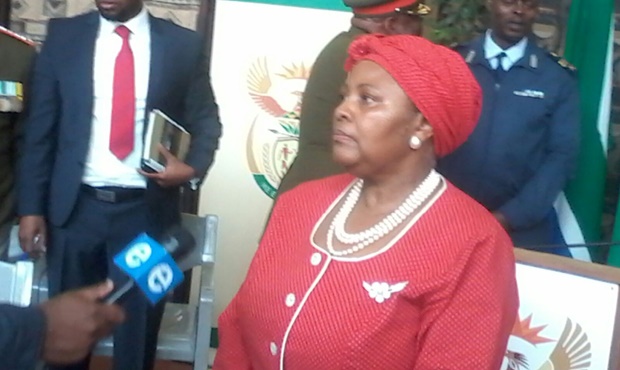 Defence Minister Nosiviwe
Mapisa-Nqakula answers individual questions after concluding her press briefing...<br />