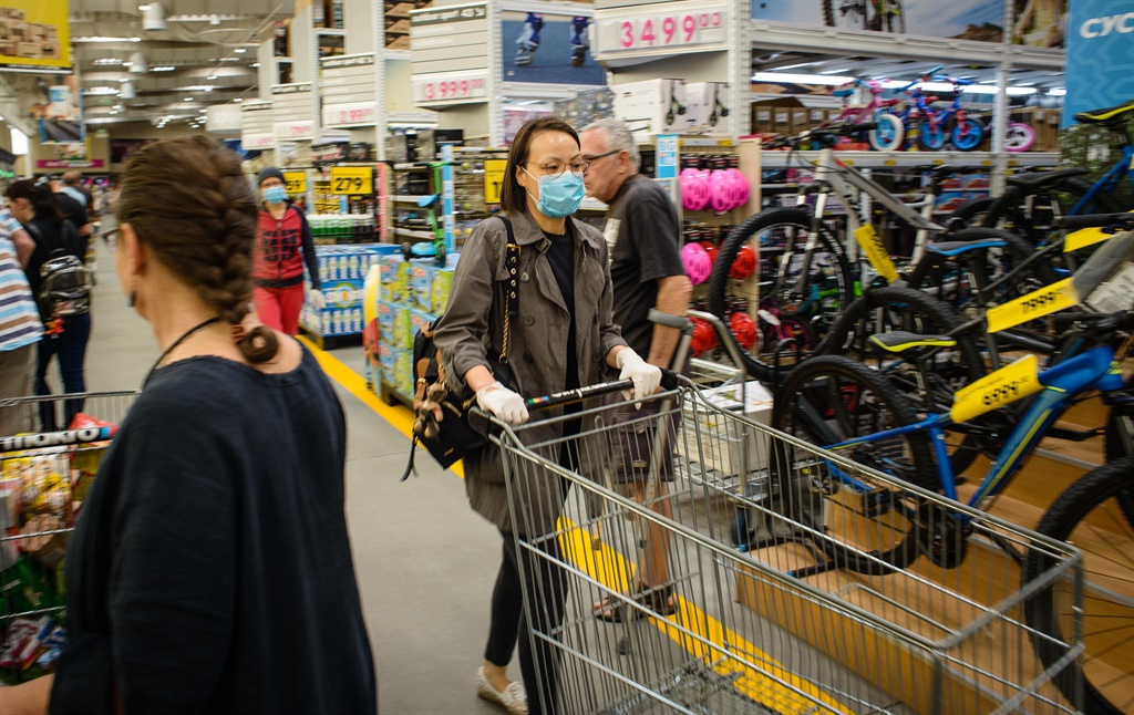 Consumers stocking up on food items at a Makro store in Johannesburg. (Gallo Images, ER Lombard)