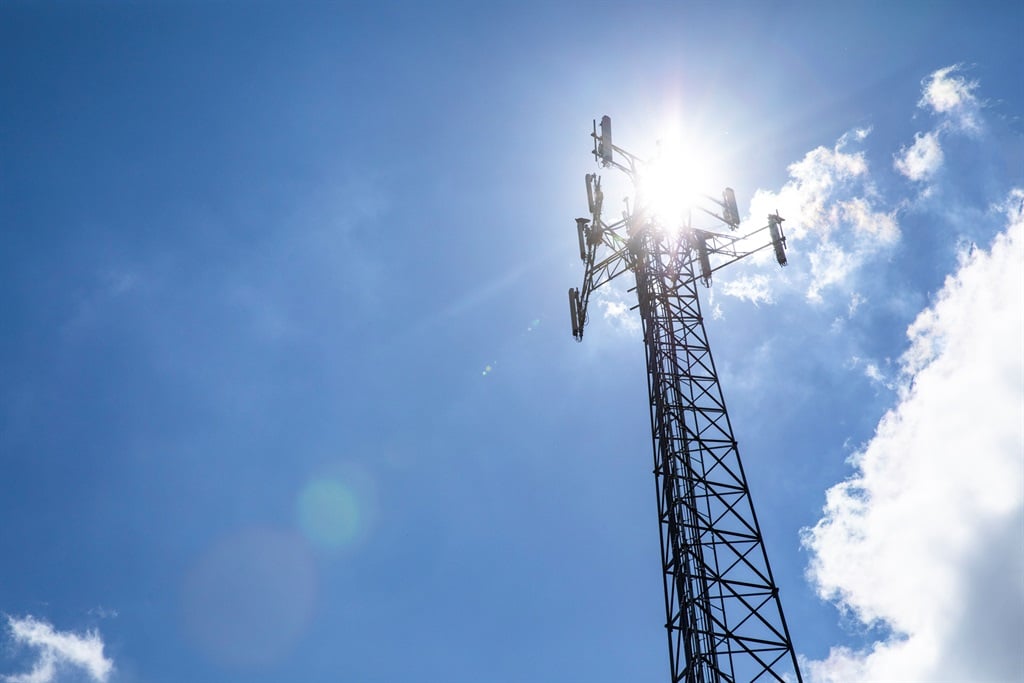 Raksasa infrastruktur IHS menimbang tawaran untuk bisnis menara Telkom