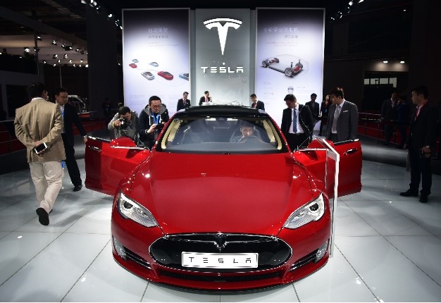 <b> NORWAY OWNERS TAKING ACTION: </b> This file photo taken on April 20, 2015 shows a Tesla Model S P85d car displayed at the 16th Shanghai International Automobile Industry Exhibition in Shanghai. Around 80 owners of a Tesla Model S P85D cars in Norway file a case against US carmaker for misleading advertising. <i> Image: AFP / Johannes Eisele </i>