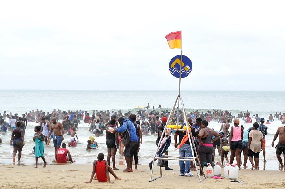 Holidaymakers and Durbanites have started flocking to Durban’s beaches despite the weather. 
Photo by Jabulani Langa