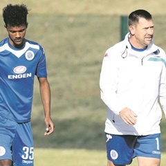 NOT IMPRESSED:  Eric Tinkler and his charges had to endure a six-hour flight delay and missed a training session. (Muzi Ntombela, BackpagePix)