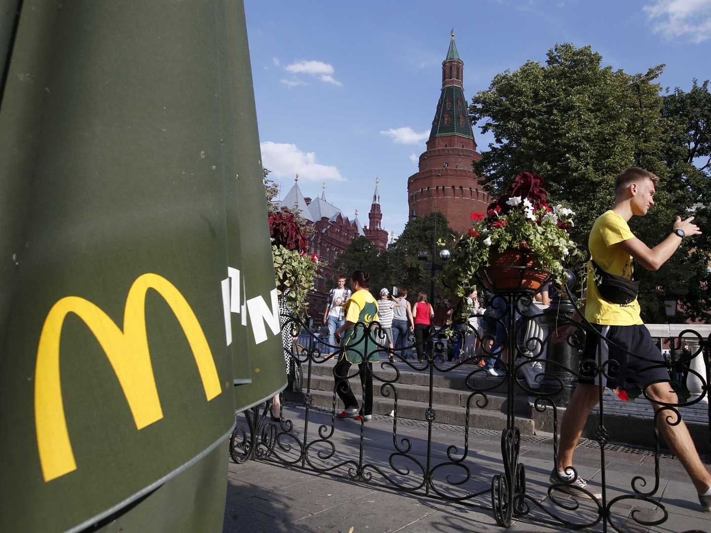 Seorang pria berjalan melewati McDonald's di Moskow.  REUTERS/Maxim Zmeyev