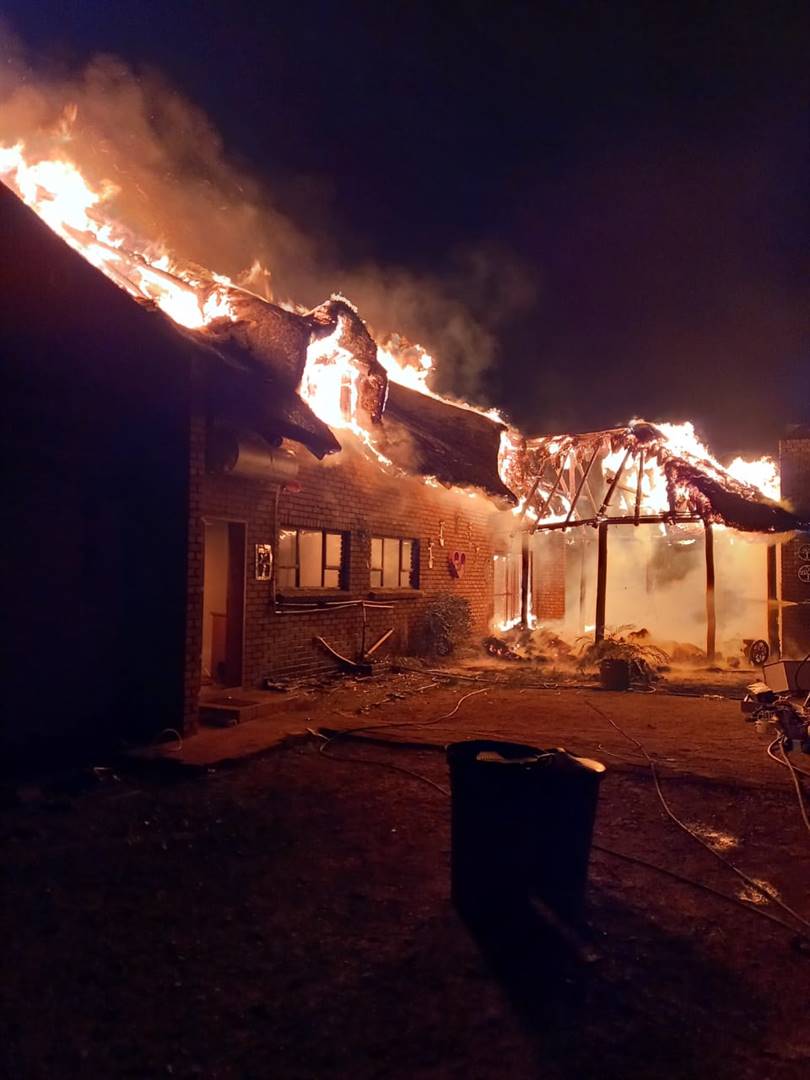 Die vlamme verswelg een van die plaashuise in die verwoestende brande tussen Kuruman, Daniëlskuil en Lohatla.