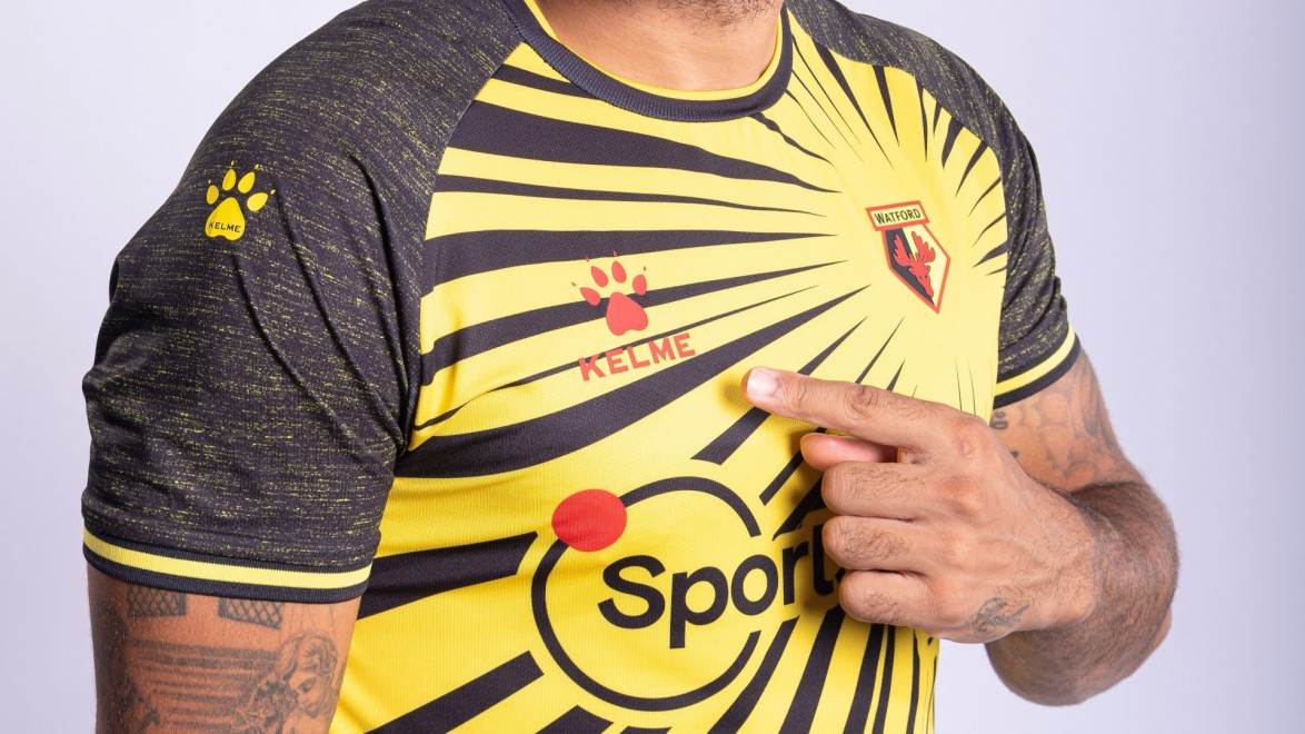 DISKIFANS - Kaizer Chiefs are having fans 😏👉 FC Barcelona (Spain)  released an away jesery (2020/21) that looked like a Kaizer Chiefs 50th  anniversary copy and paste, and then Watford from England