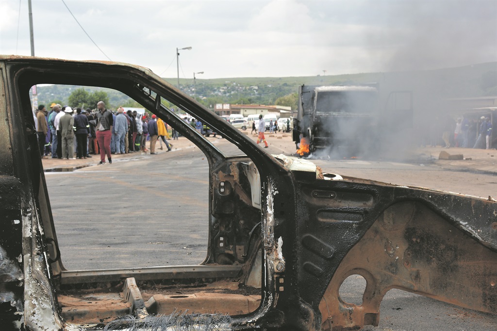 Protesters barricaded roads with burning cars and rubbish in Mshenguville.                                   Photo by Morapedi Mashashe