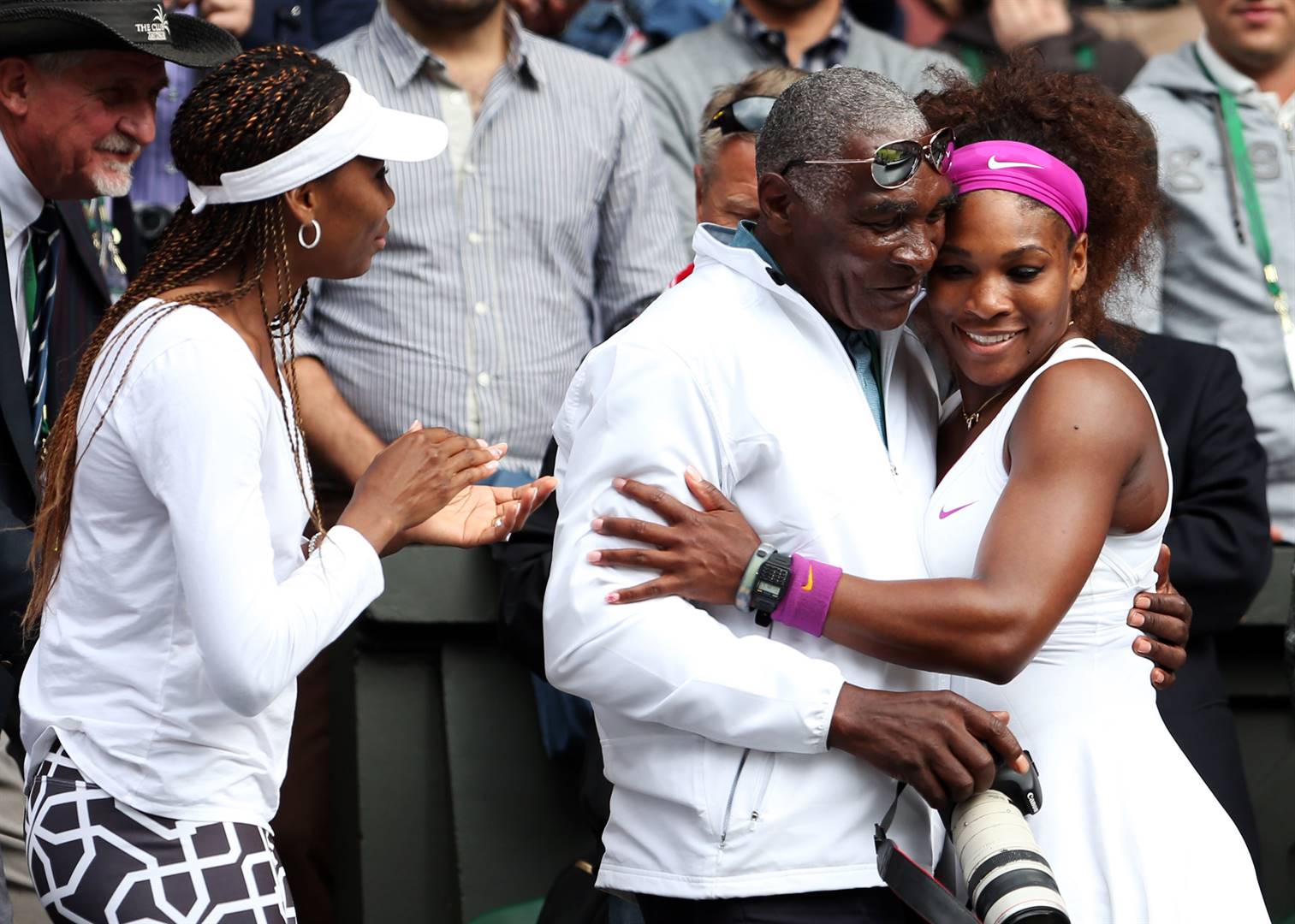 Richard Williams gee sy dogter Serena ’n drukkie nadat sy in 2012 die Wimbledon-eindstryd gewen het. Links deel Venus ook in die vreugde.  Foto: Getty Images