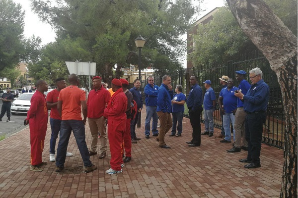 <strong><em>EFF members and DA members outside the Bloemfontein Magistrate's Court. (Litaletu Zidepa, News24)</em></strong>