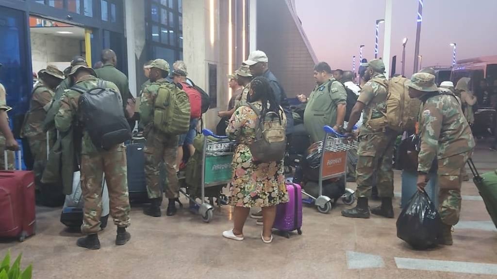 تسمح السلطات المصرية لـ 22 من مواطني جنوب إفريقيا الذين تقطعت بهم السبل بالمغادرة بعد فرارهم من السودان