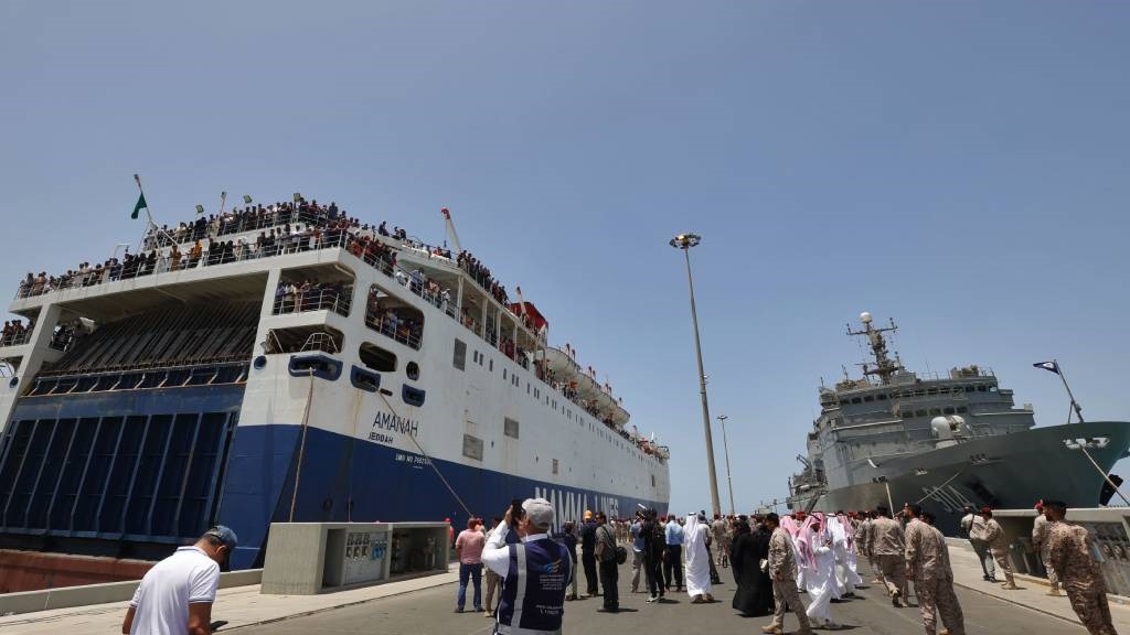 Un ferry que transporta a unos 1 900 evacuados atraca cerca