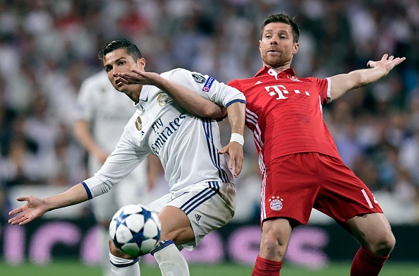 Portugal forward Cristiano Ronaldo (L) vies with Bayern Munich's Spanish midfielder Xabi Alonso