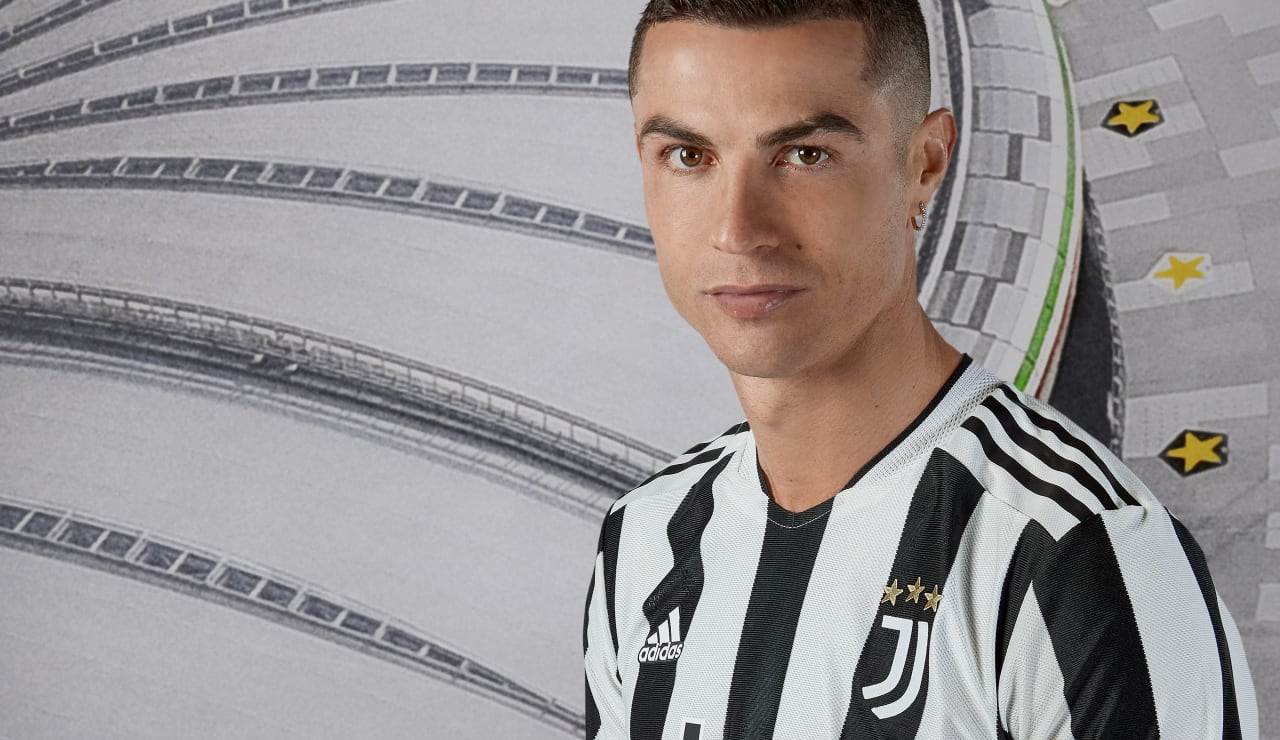 Cristiano Ronaldo models Juventus 2020-21 home kit as iconic  black-and-white stripes return - ESPN