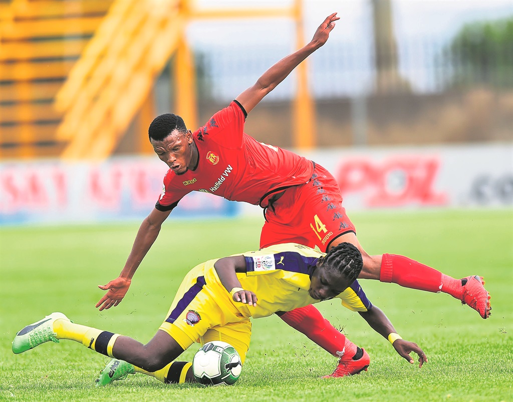 Jomo Cosmos’ Mpho Rasilingwane blocks the ball from Highlands Parks’ Mothobi Mvala. Photo byThemba Makofane