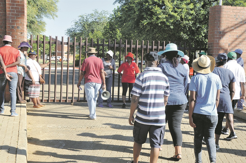 Mogwase residents at the closed Moses Kotane municipal office gates on Wednesday.Photo by Rapula Mancai