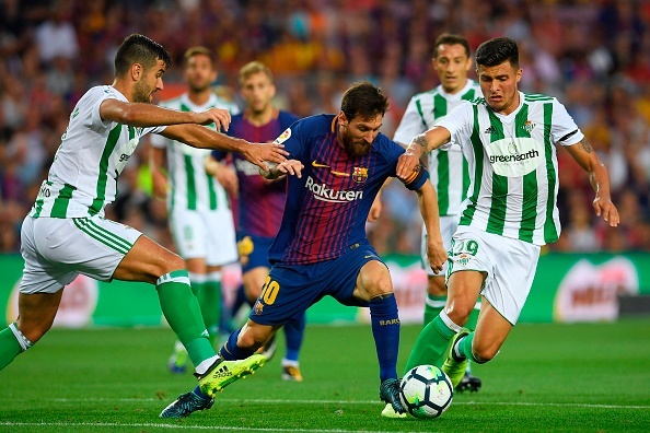 Barcelona forward Lionel Messi (C) vies with Betis' forward Alex Alegria (L) and Betis's Colombian forward Juan Narvaez during the Spanish league match