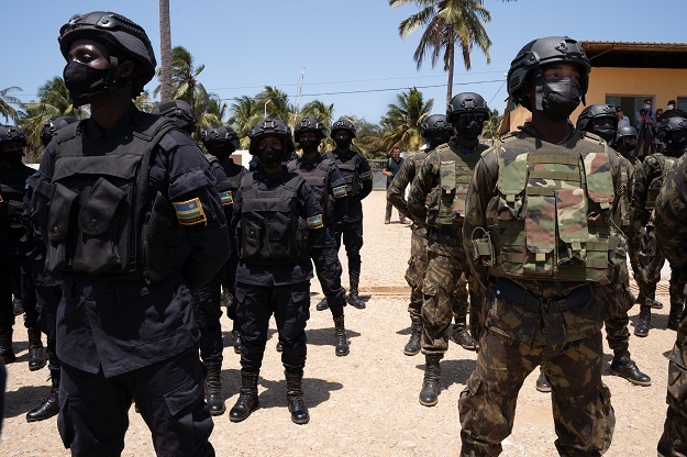 Mozambican soldiers (right) and Rwanda policemen in Pemba, Cabo Delgado province, Mozambique. 