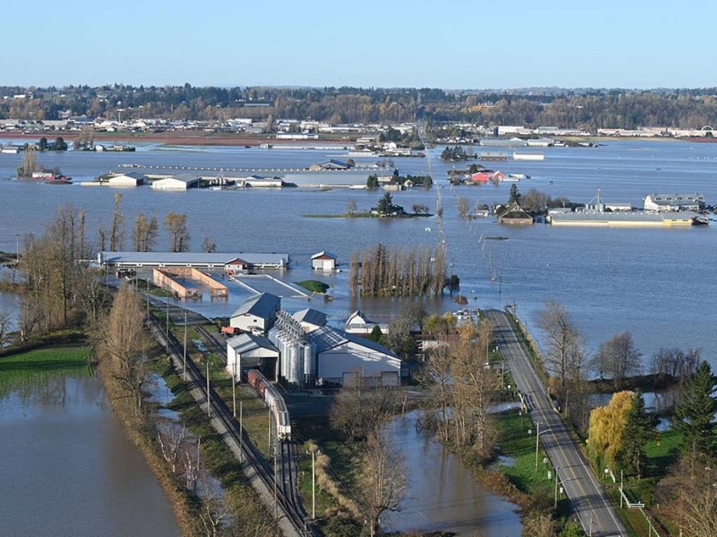 ‘We are in deep doo doo’ – Kanada mengirim militer ke pantai Pasifik yang dilanda banjir