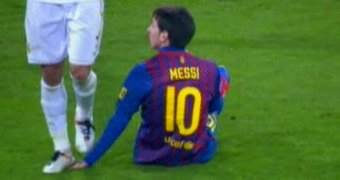 Pepe stomps on Messi's hand (2012/13)
