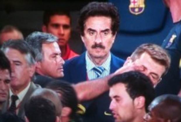 Jose Mourinho pokes Tito Vilanova's eye (2011/12)