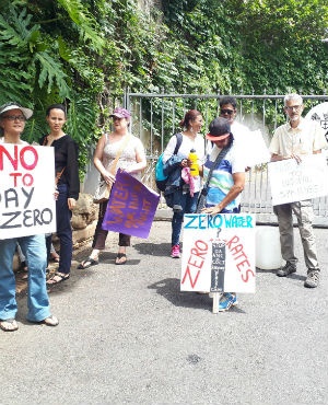 Protesters outside Premier Helen Zille's residence, saying Day Zero is a myth. (Jenni Evans, News24)