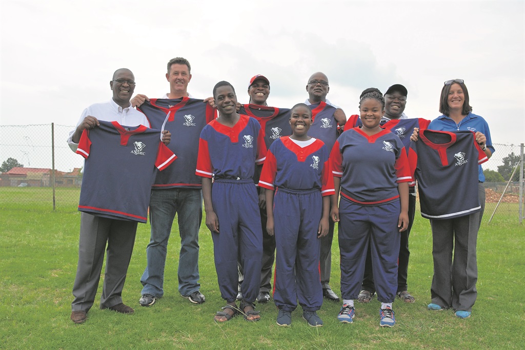 Hi-Five Coaching handed over a generous donation of softball kit to administrators and players of the Atteridgeville-Saulsville Softball Development Club.Photo by Morapedi Mashashe