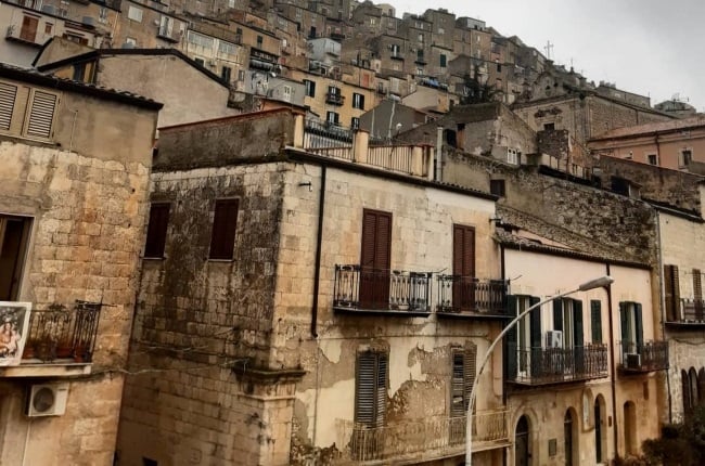 There are around 14 000 empty homes in the Sicilian town of Mussomeli. Many of them are now being snapped up by foreigners. (PHOTO: Instagram)
