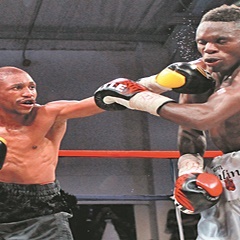 Thato ‘Captain Charisma’ Bonokoana, one of the shining stars at Team Dida Promotions, throws a punch at Bongani Bhuti. 