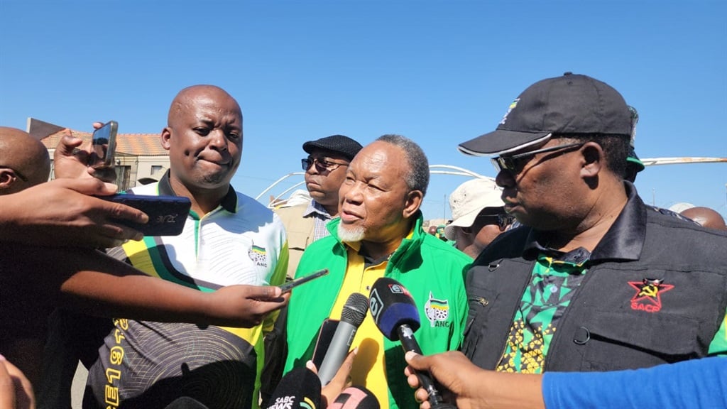 Former vice president Kgalema Montlanthe is the latest heavyweight to campaign for the ANC ahead of May's general election.  (Amanda Khoza/Noticias24)
